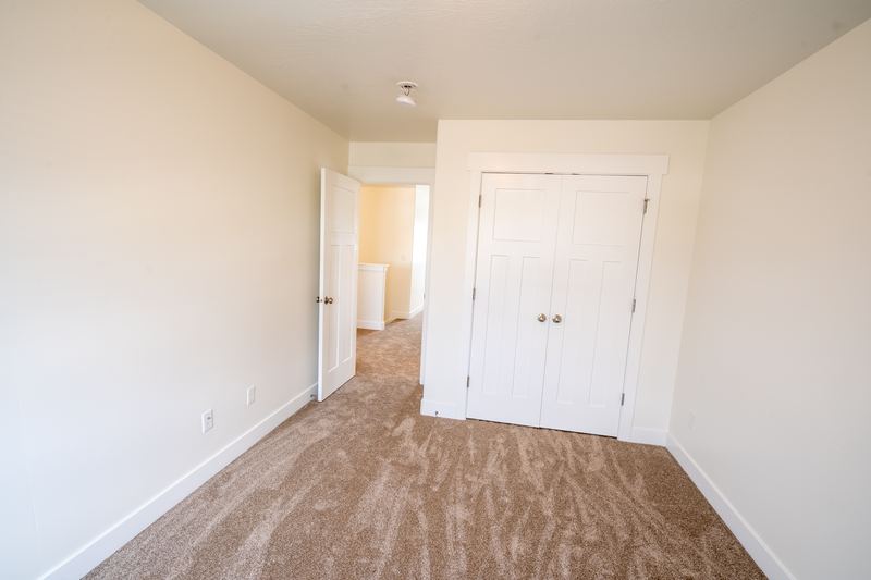 217 N 590 E — laundry / closet