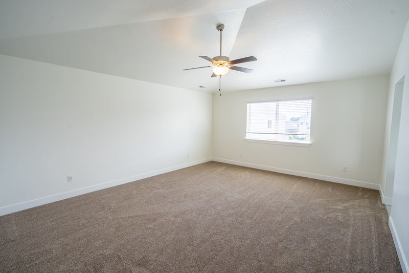217 N 590 E — room