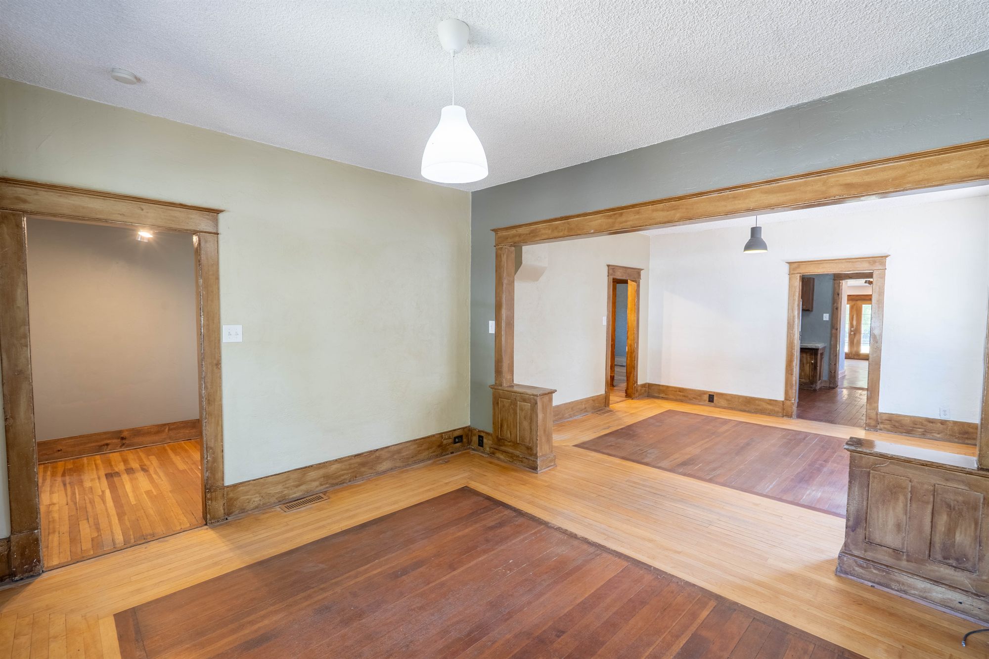 Built-in colonnade and hardwood